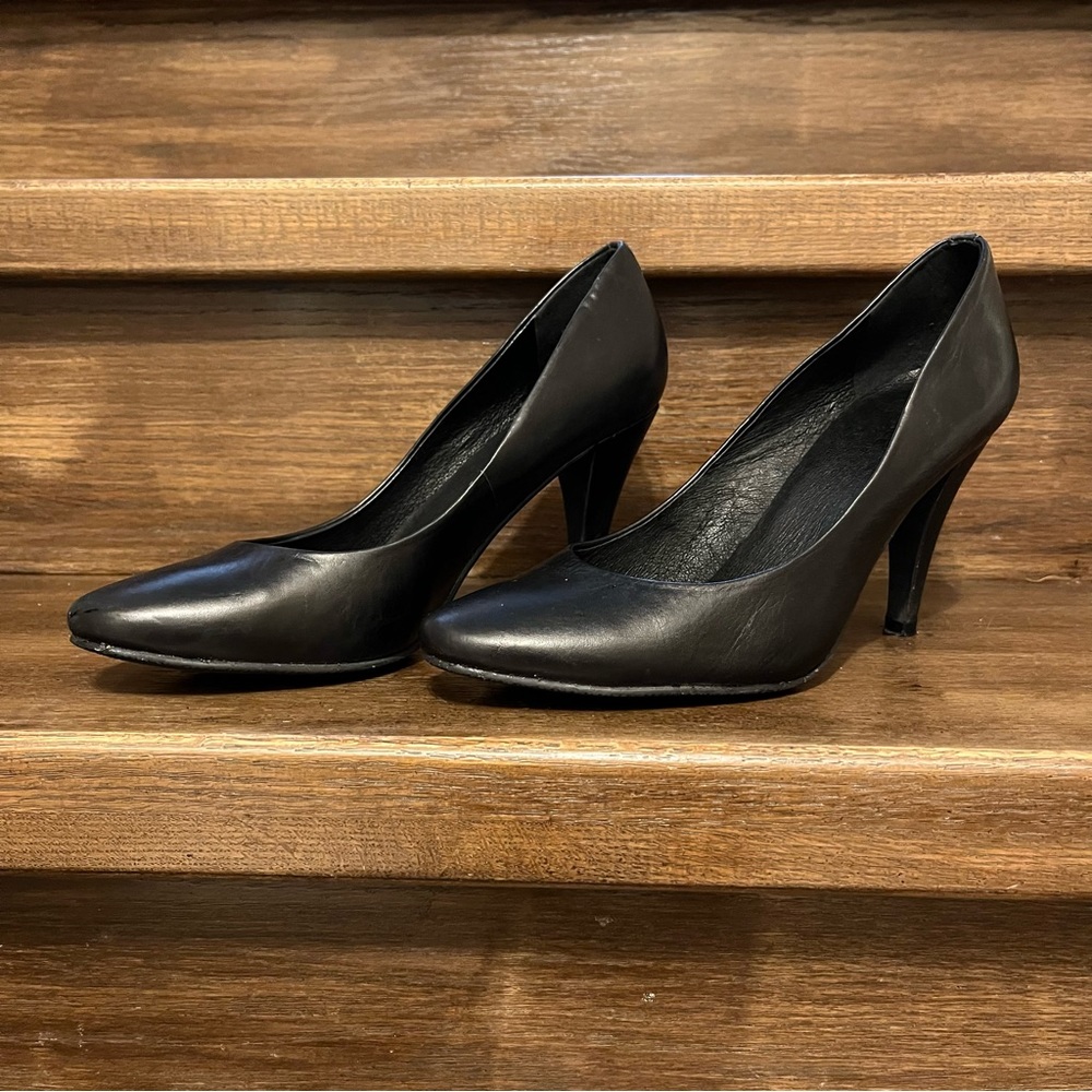 Locale Classic Black Leather Pumps. Women’s size US 7.5/EU 38